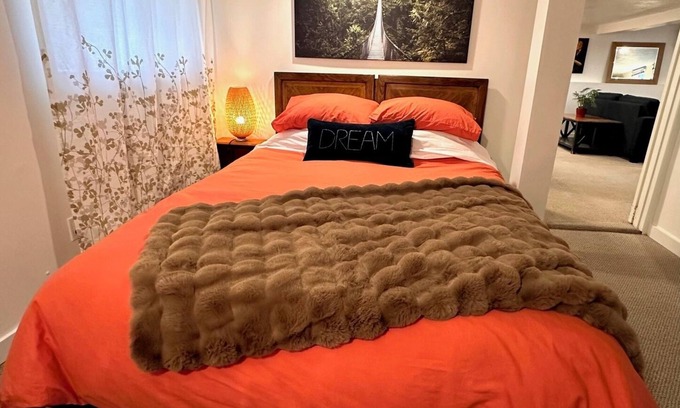 Fernwood Apartment | Cozy One Bedroom Suite in Fernwood