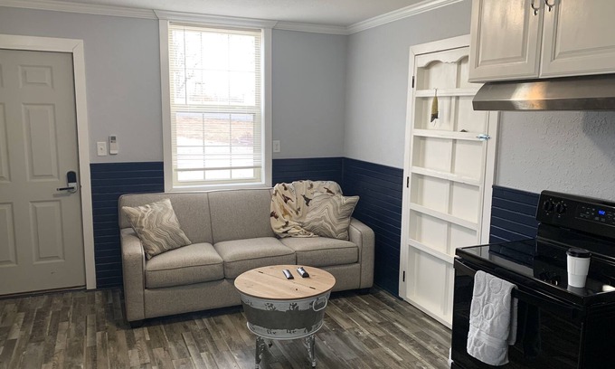 Warsaw Apartment | Cozy Ozark Retreat Near Fishing Hotspots (dog-friendly)