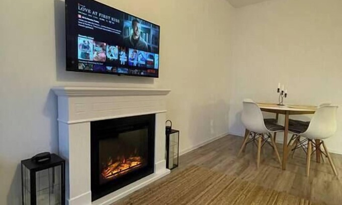 Tractorul Apartment | Cozy Place to Remember | Fireplace and Free Parking