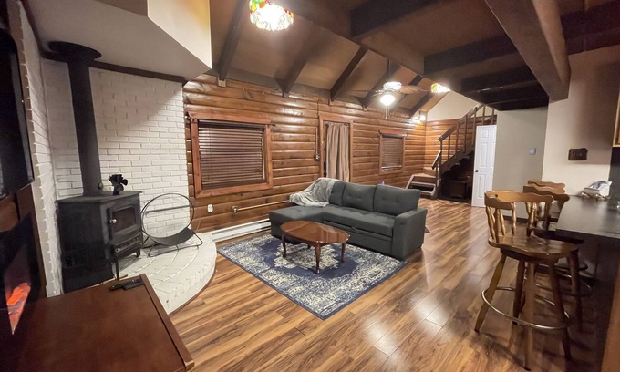 Long Pond Cabin | Cozy Poconos Cabin Getaway - 8 min from Kalahari!