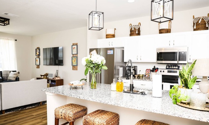 Oxford Cabin | Cozy Poolside Cottage in the Heart of Oxford! 3 Suites!