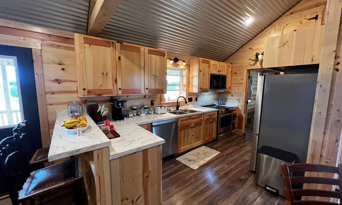 Gatesville Cabin | Cozy private cabin on a 1,000 acre Exotic Wildlife Ranch