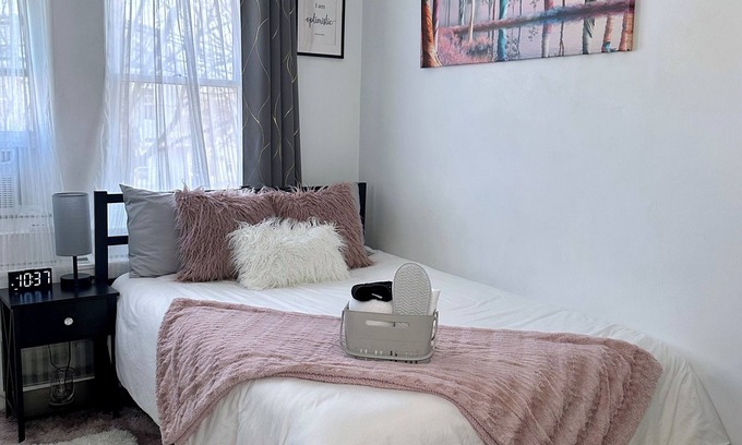 Hicksville Cabin | 🎀 Cozy Private Room 👣 Near LIRR & Shops 🛜 Fast Wi-Fi