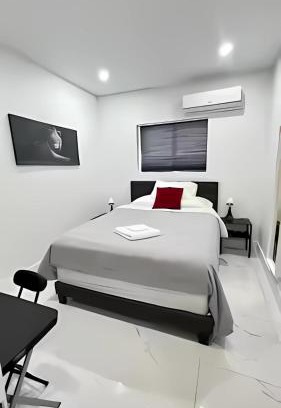 West Little Havana House | Cozy Private Room, near the Airport - Free parking - 01