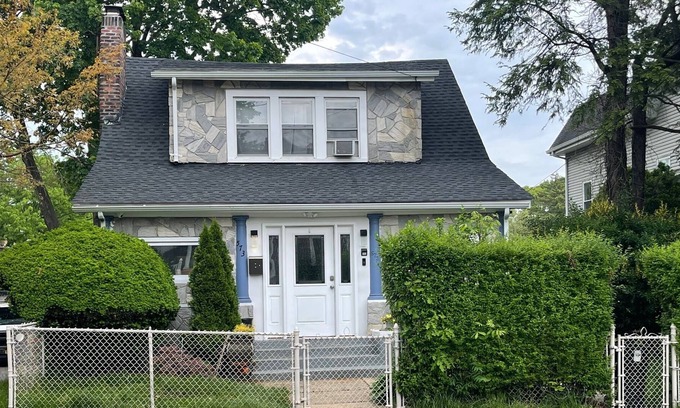 South Side Apartment | COZY PRIVATE STUDIO w/ Free Off-Street Parking & Washer/Dryer