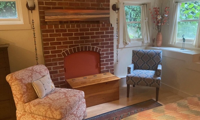 Lincoln Highlands Apartment | Cozy private studio in a safe, walkable neighborhood with a large back yard.