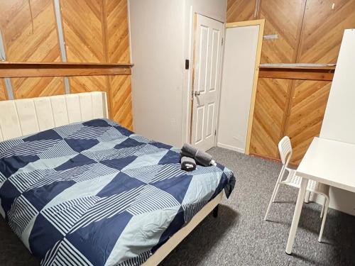 Pendle Hill House | Cozy Queen Room Next to Station and Shops - PH6