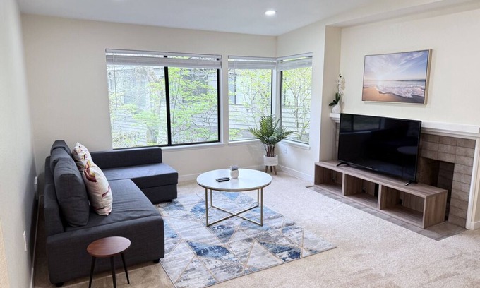 Northwest Bellevue Condo | Cozy & Quiet 2-bedroom Condo in DT Bellevue