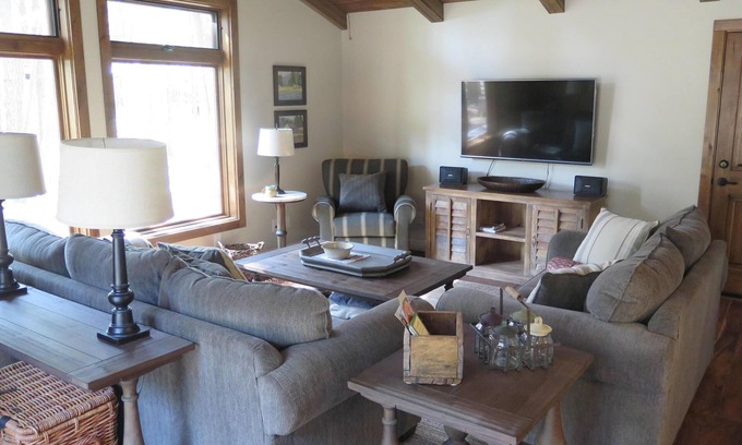Flagstaff House | Cozy Remodeled Getaway in Continental Country Club, Large Wooded Lot & Wildlife