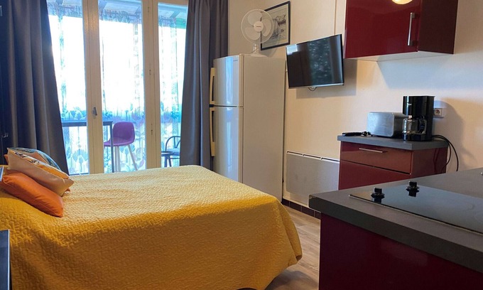 Balaruc-les-Bains Apartment | Cozy Renovated Studio with Loggia in Balaruc-les-Bains, 2-Star Rated, Free WiFi