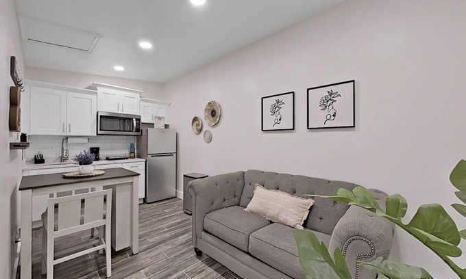 Pinecrest West Park Apartment | Cozy Retreat