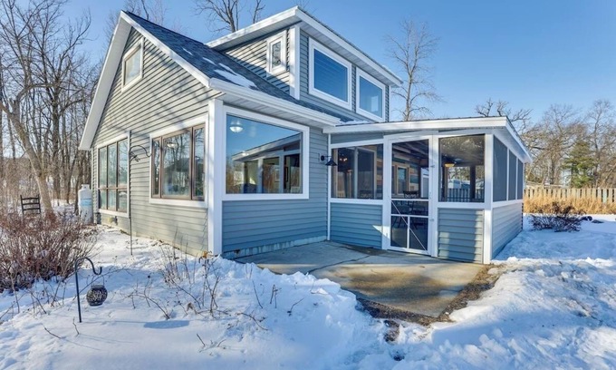 Johnson Creek Cottage | Cozy Riverfront Cottage w/Kayaks & Fire Pit – Near Madison & Milwaukee