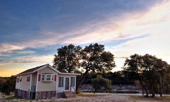 Lakehills Cottage | Cozy Riverfront Cottage-Casa Avecita @ SparrowBend