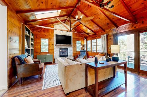 Forestville House | Cozy Riverview Cabin