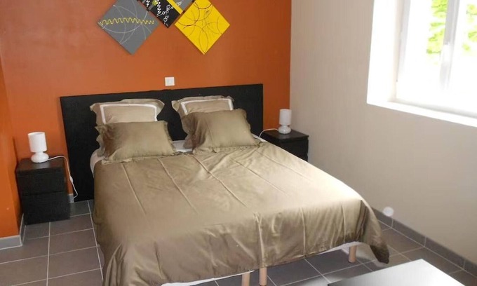 Neuvy-Saint-Sepulchre Bed & Breakfast | Cozy Room "Etoile Orange" - Ensuite Bathroom, Breakfast Included, Shared Kitchen and Lounge Area