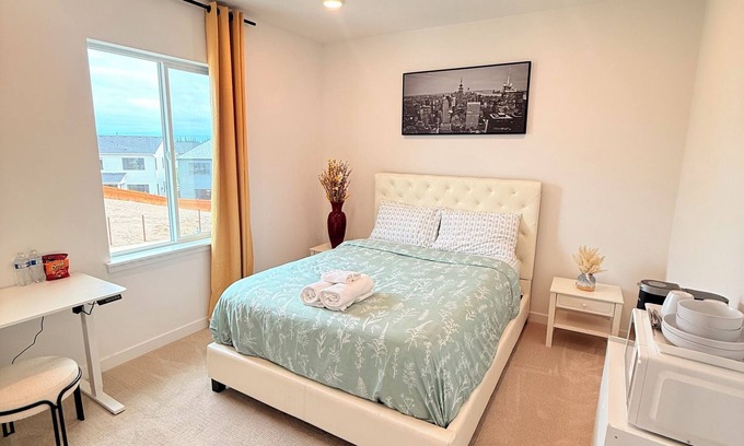 Bonney Lake House | Cozy room in charming Bonney Lake with AC + car