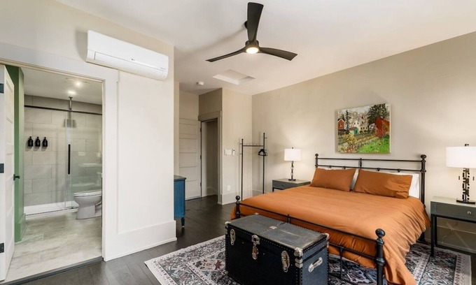 Somerset House | Cozy Room in Downtown Somerset with Spa Amenities