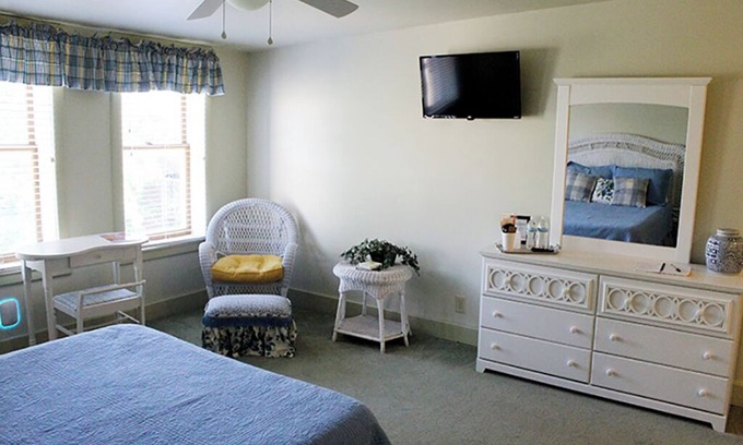 Louisiana Bed & Breakfast | Cozy room located in historic downtown with a 5 minute walk to the riverfront!