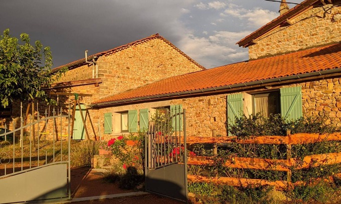 Neulise Cottage | Cozy rural cottage with terrace near Roanne