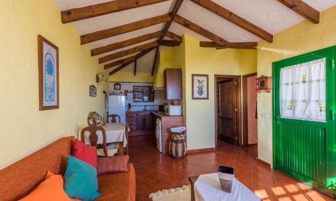 Isora Cottage | Cozy Rural House with Beautiful Views and BBQ for an Ideal Stay