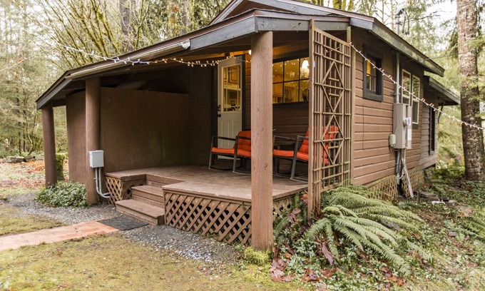 Glacier House | Cozy Rustic 20 minutes to Mt Baker walk to town, hot tub, High Speed Internet