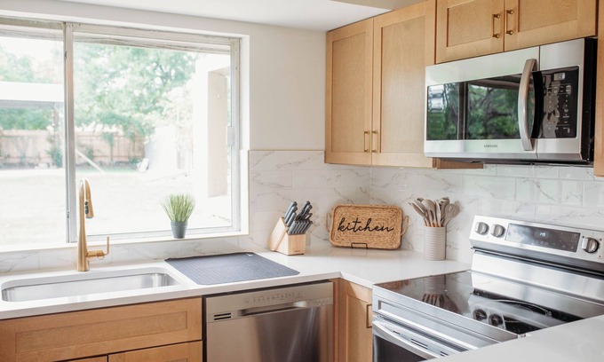 Oak Creek Parke House | Cozy Rustic Austin Retreat – just 15 min to Zilker Park & 17 min to downtown.