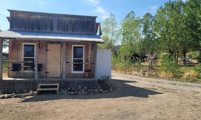 Tumtum House | Cozy Rustic Cabin for a Romantic Stargazing Getaway by the Spokane River near Tumtum, Washington