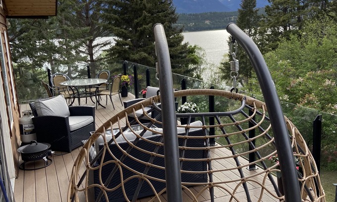 East Kootenay Cabin | Cozy Rustic Lakefront Family Cabin on Lake Windermere