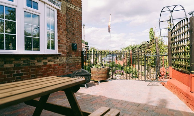 East Dereham Apartment | Cozy Scarning Apartment for Three