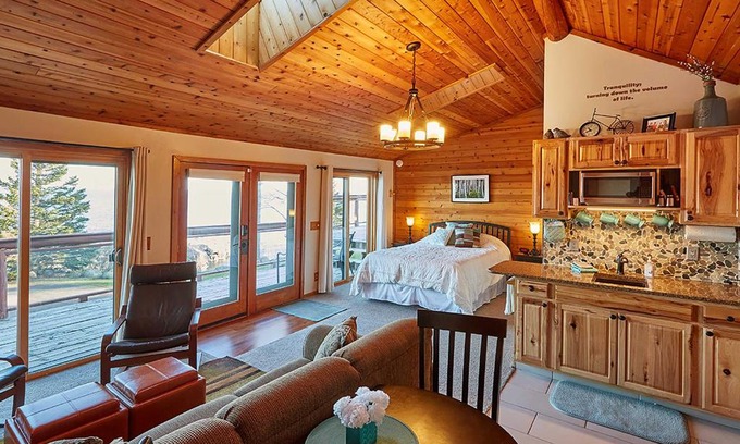 Schroeder Apartment | Cozy Schroeder Studio with Deck on Lake Superior