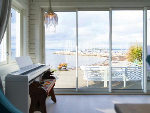 Rygge House | Cozy Seaside Cabin With Beachfront In Fulgevik