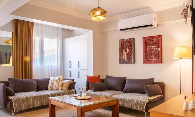 Kusadasi City Centre Apartment | Cozy Seaside Retreat w Sea View in Kusadasi