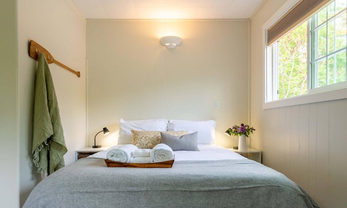 Christina Lake House | Cozy Single Room at Christina Lake- Kitchenette, Queen Bed, Close to Beaches!