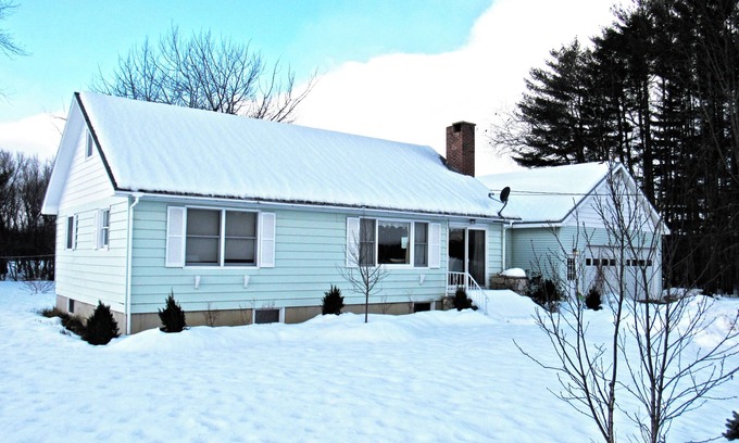 Bethel House | Cozy Ski Home w/Fireplace 7 Min. to the Slopes!