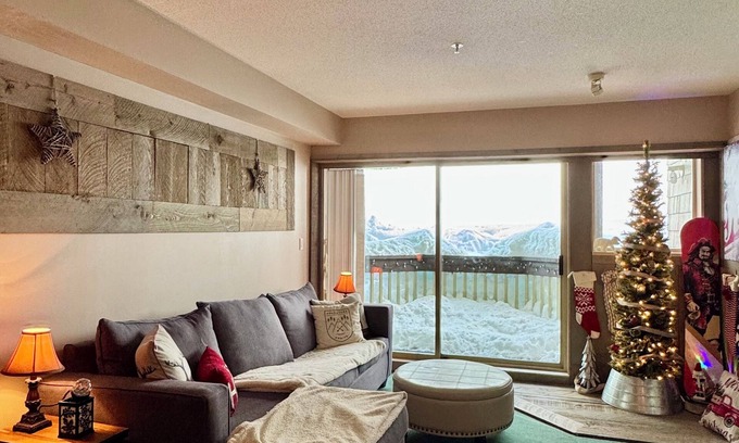 Courtenay House | Cozy Ski-In/Ski-Out on Mt. Washington w/Hot Tub & Underground Parking