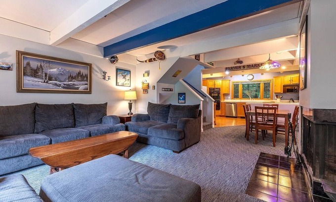 Stratton Mountain House | Cozy ski retreat on the Stratton Access Road - 5 minutes to the slope!