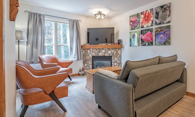 Silver Star Mountain Condo | Cozy slopeside 1 bedroom + alcove Creekside condo steps from the skiway