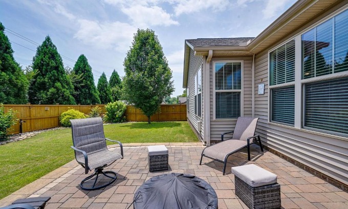 Greenville House | Cozy South Carolina Retreat with Patio and Fireplace!