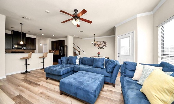 Barker House | Cozy & Spacious Getaway -4Bedroom With King bed & Backyard