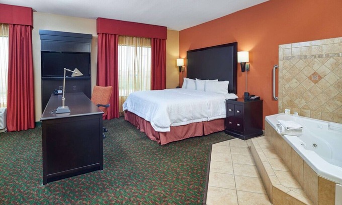 Waco Hotel | Cozy Stay w/Modern Amenities Near I-35! Free Breakfast