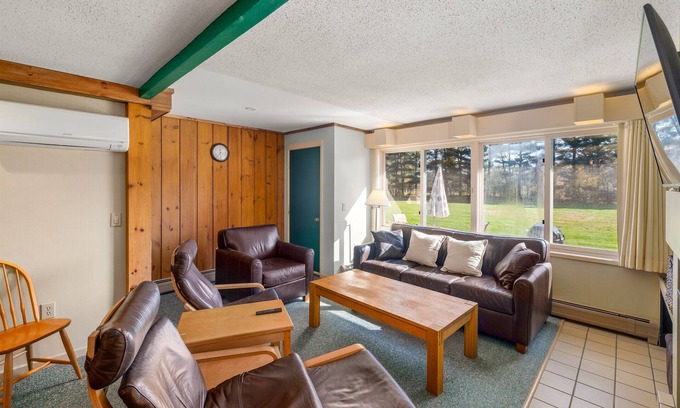 Stowe Area Condo | Cozy Stowe Condo w/Pools, Hot Tub & Shuttle—Near Slopes & Rec Path