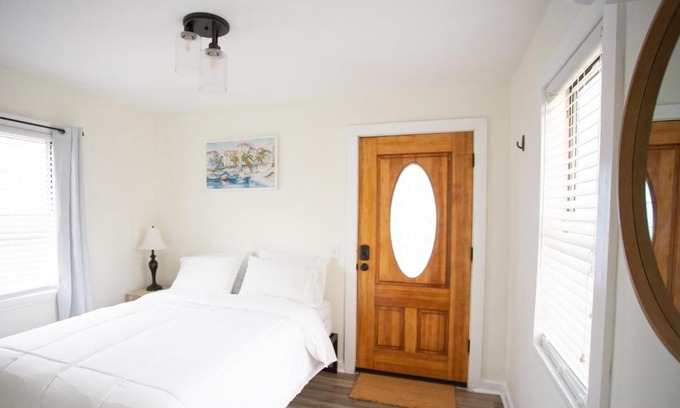Jacksonville Beach House | Cozy Studio - Blocks from the Ocean!