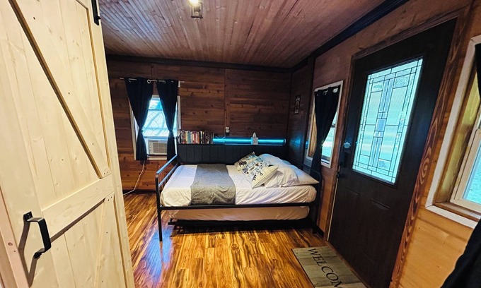 Fenton Cabin | Cozy studio cabin in charming Fenton near Cider Mills and Trails!
