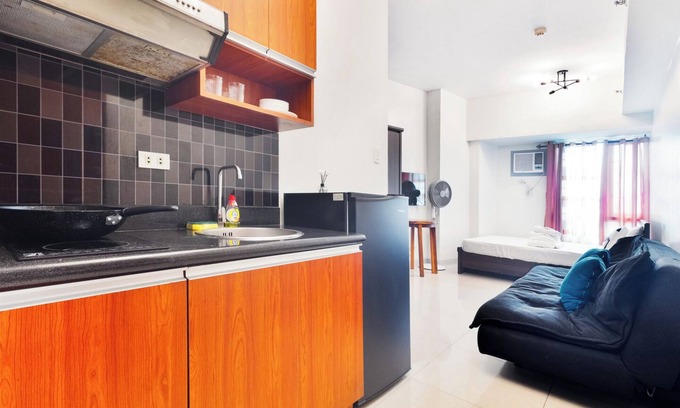 San Lorenzo Condo | Cozy studio condo with WiFi, AC in beautiful Makati