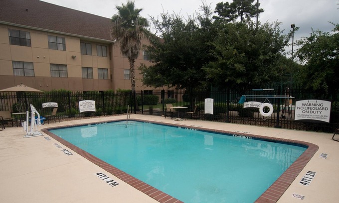 Barker Apartment | Cozy Studio + Free Breakfast | Swim in the Outdoor Pool, Soak in the Hot Tub