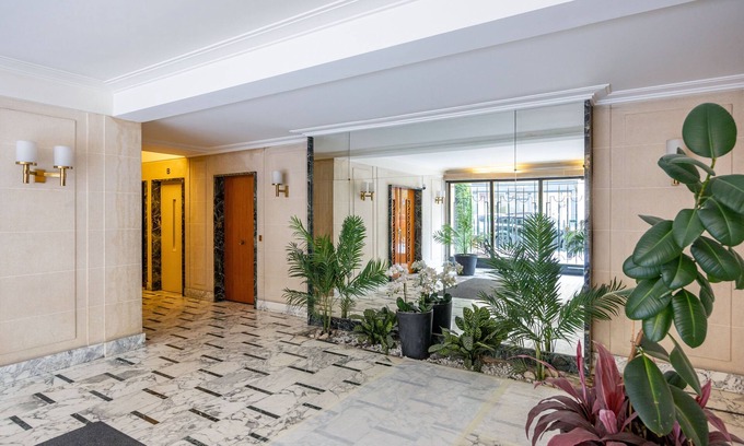 Porte-Dauphine Apartment | Cozy Studio near the Eiffel Tower!