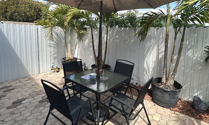 Greenacres Apartment | Cozy Studio with Kitchen, 10 mins from PB Airport