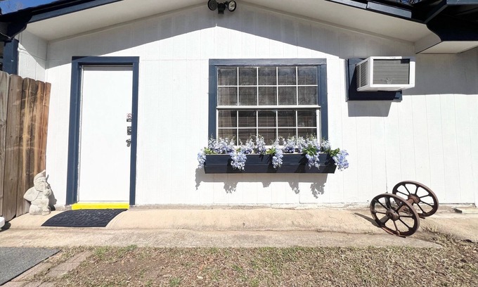 Durant Apartment | Cozy studio with all the comforts of home bordering downtown Durant.