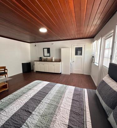 Melrose House | Cozy Studio with cool outdoor seating area