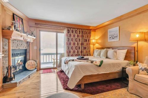 Ellicottville Apartment | Cozy Studio Wood Fireplace